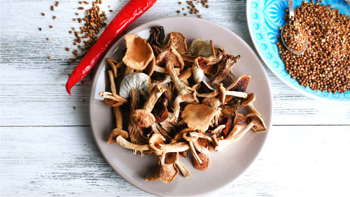 干香菇属黑色食物，能提升肾脏功能，又富含花青素。