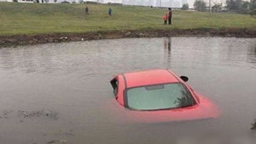 江蘇女駕車看手機200萬瑪莎拉蒂衝入水塘