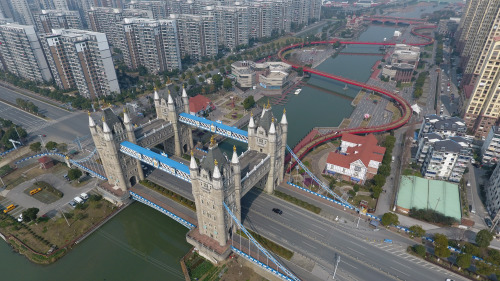 “楼市四小龙”之一的江苏苏州建造的伦敦塔桥模型
