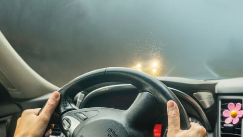 通常車窗起霧，大家直覺就是把冷氣打開…但卻還要等一陣子霧才會消失，相當麻煩。