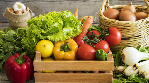 蔬菜中富含叶绿素、β胡萝卜素，可以清理血液中的有毒物质。