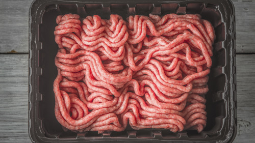 碎肉在絞製的過程中不僅混雜有加工廠裡的灰塵，還有豬毛等等。