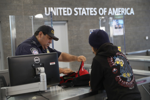 一名中國留學生在返回底特律國際機場時，遭海關請進「小黑屋」詳查。疑似因為防彈背心，他被海關執法人員拒絕入境、註銷美國簽證、原機遣返。圖文無關。