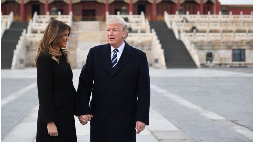川普总统和第一夫人梅兰妮在北京故宫。