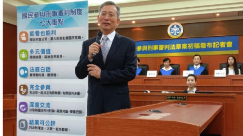 台湾司法院秘书长吕太郎（中），30日宣布国民参审制草案出炉。