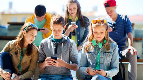 智慧手机使青少年的抑郁和自杀率显著提高，应该适当控制使用的时间。