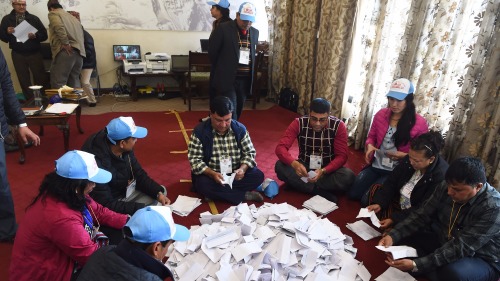 尼泊爾選舉委員會官員將於2017年12月8日重新整理加德滿都的選票。