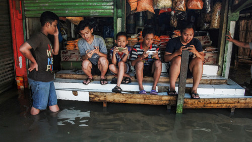 印尼首都雅加达人口密集，城市内开发过度，地层下陷状况相当严重，市区内有40%的土地已经处于海平面以下，阴雨天气常常会淹水。若不想办法补救2030年雅加达就会沉没，印尼总统计划迁都。(16:9) 