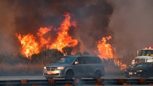 加州野火迫使居民撤離。