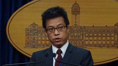 总统府发言人黄重谚被问到中国驻美公使提及武统台湾时称，如果了解外交上“中国公使的地位，就知道不该由总统府回应”。