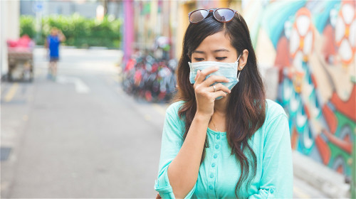 出入公共場所戴上口罩，並避免到人多擁擠的場所可降低飛沫傳染的機會。