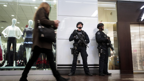 12月11日，纽约爆发地铁炸弹袭击案，事发后纽约警察在地铁各通道巡逻站岗。(16:9) 