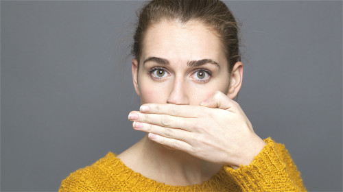 口臭常常是因为胃热引起的，但有很多疾病也会引起口臭。