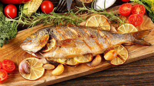 鱼含有大量的脂肪酸，可以降低胆固醇，预防中风和冠心病。
