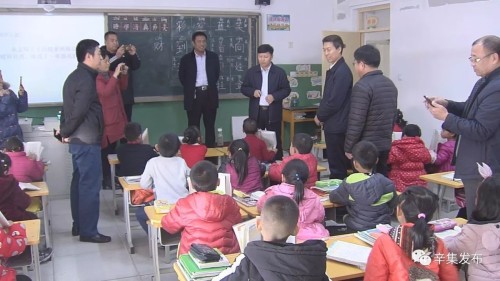 河北一官员视察学校供暖时要求学生“举手表决”冷不冷，遭网民痛斥。