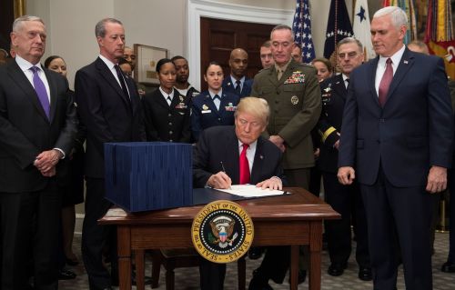 川普总统签署国防授权法案。