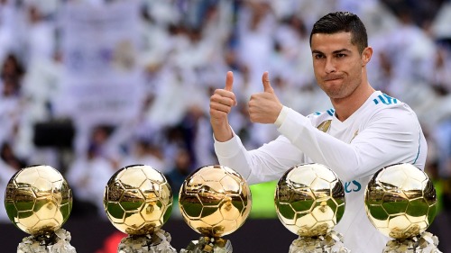 梅西的劲敌“C罗”罗纳度（Cristiano Ronaldo）目前的足球先生和金球奖各为5座，紧追在梅西之后。