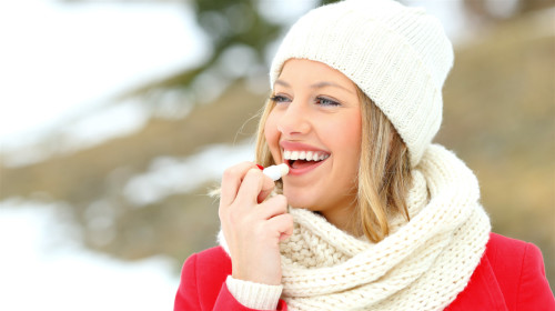 经常使用保湿补水度高的润唇膏，可以缓解嘴唇干燥的情况。