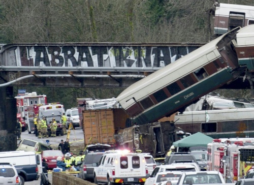 华盛顿州列车脱轨 至少6死77伤
