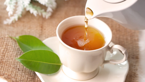 绿茶、红茶、白茶和抹茶的茶氨酸，可以通过滋养神经系统帮助睡眠。