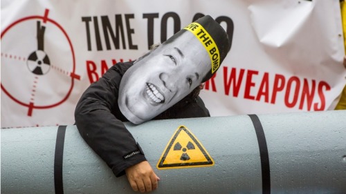 脫北者金周鎰表示，朝鮮製造越來越小的核彈，這不只是為加裝於導彈上，也能用於核彈背包，讓那些敢死隊攜帶至世界各地引爆