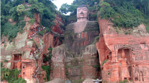近幾十年來，這尊彌勒佛像多次閉眼流淚