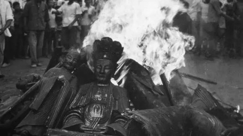 紅衛兵的作為更甚於八國聯軍：萬壽山頂倖存未毀而又夠得著的佛像，沒有一個倖免。