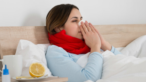 感冒初期不要急着吃西药，先找一个安静通风的场所休息养病。