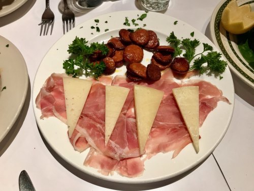 餐館拼盤（Serrano火腿、manchego乳酪、烤香腸）