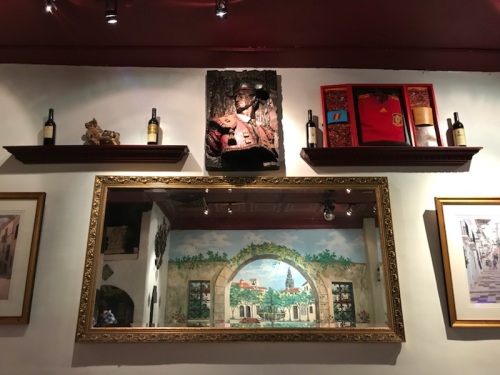 Café Espanol餐館牆上的裝飾物