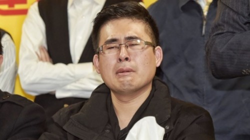 新黨發言人王炳忠今天在記者會上說明昨天被調查過程，講到激動之處更落淚。