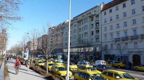 2016年1月18日，匈牙利布達佩斯出租車公司抗議優步公司不正當競爭。