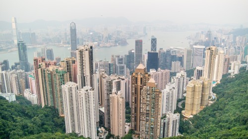 香港在国际市场的定位上有一个特点，就是其处在国际与大陆之间的夹缝中