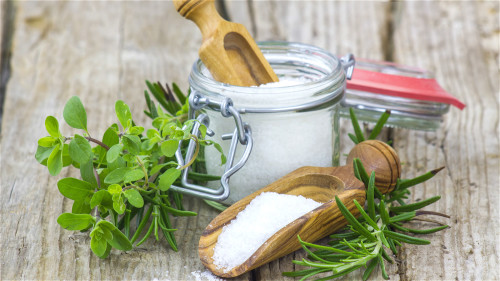 「鹽」也是一種天然美容用品，可以減肥、潤膚、除痘、去斑、還可以護髮。