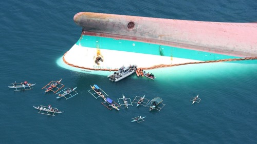 2008年，一艘菲律宾渡轮遭遇飓风后倾覆。