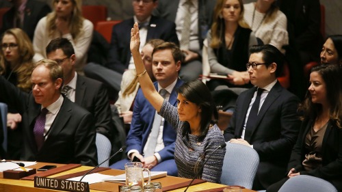 2017年12月22日，美国驻联合国大使黑利对制裁朝鲜的决议投赞成票