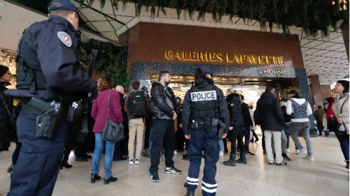 2018年12月22日圣诞节前夕，法国警察在巴黎百货公司附近巡逻。