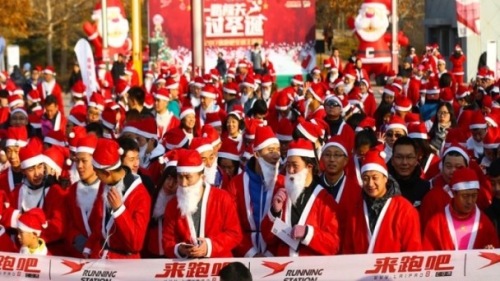 数百圣诞老人北京赛跑半路“人间蒸发”