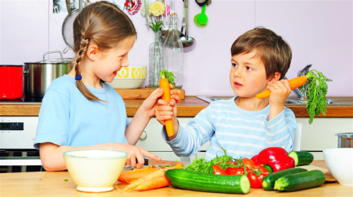 让孩子多摄取较坚硬且纤维较丰富的食物，有助于头颅颜面系统的生长发育。