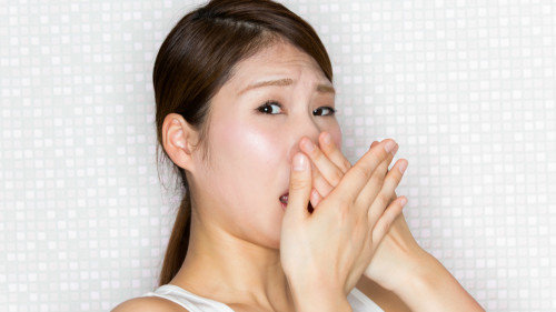口臭除按摩大陵穴可改善外，也要少容易产生口味的刺激食物。