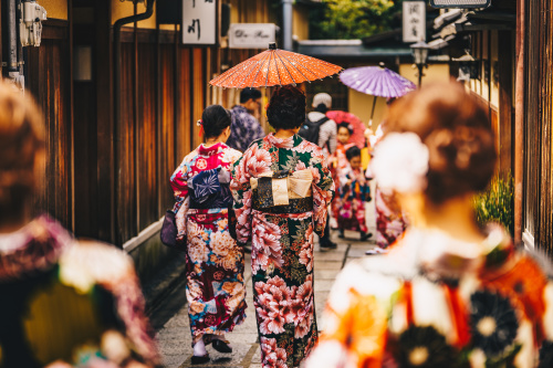 日本女人和服後面的小包包是幹啥用的？