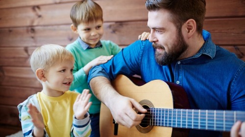 让孩子多听音乐，提高审美能力，陶冶情操。