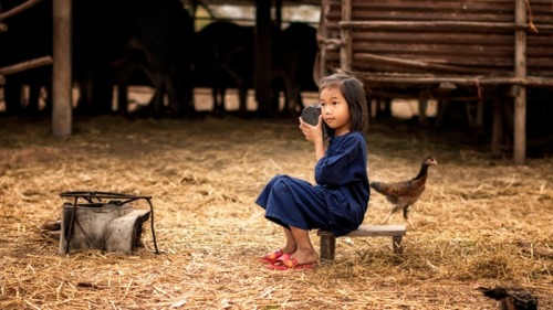 中国贫困山区的小女孩。