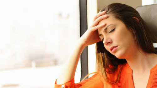 偏头痛是常见的血管性头痛，可以固定在一侧，可以双侧交替。