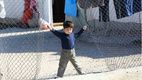 在难民营中的叙利亚难民小孩。(16:9) 