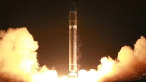 朝鮮中央電視臺公布，11月29日成功試射新型火星-15型洲際彈道導彈。