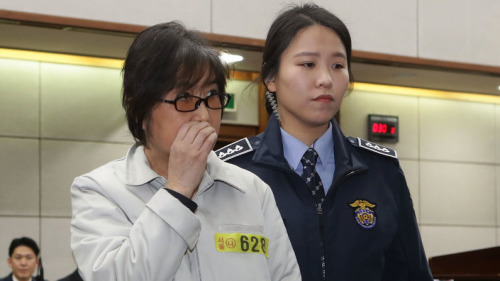 崔順實2017年1月5日在韓國首爾中央區法院首次接受審判。(16:9) 