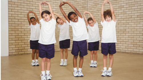 伸懒腰可以增加血流量，改善血液循环，图为小学生做保健操也有伸懒腰的动作。