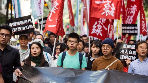 黄之锋表示，去年2017年7月1日自己在金紫荆广场抗议期间，警方在没有宣布“拘捕”的情况下将其所上手铐、并禁锢1小时。