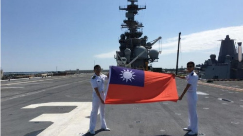 台湾海军官校学生为纪念赴美实习体验，在美国船舰上拉开中华民国国旗并拍照留念。